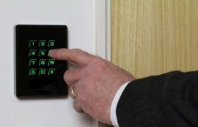 akses kontrol pintu otomatis